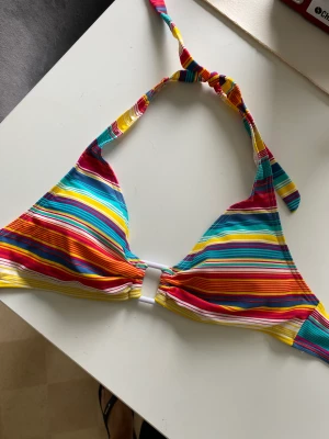Ny bikini strl 34  - Från stadium NY Skyddaplast är kvar på trosa  Strl 34  Randig  100 kr 