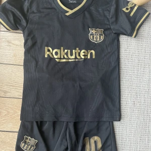 Messi set  - Tröja och shorts, Messi Barcelona. Stl 140