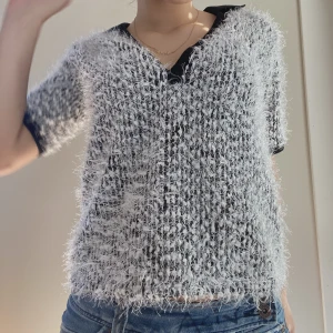 Zara topp - Superfin och unik tshirt med lite längre ärmar från zara!! Använd 1 gång, bra skick💕💕🌸