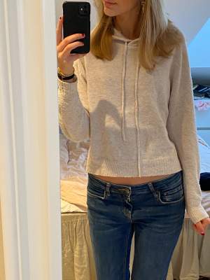 Såååå mysig och snygg stickad hoodie, liknande softgoat. Storlek xs men passar allt från xs till m