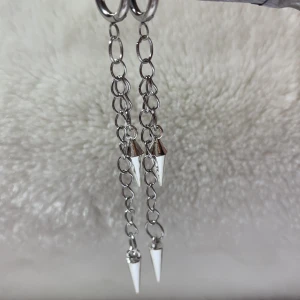 Chain stud earrings - Dessa örhängen är till största dels gjorda av rostfritt stål vilket innebär att de förmodligen inte förstörs om de kommer i kontakt med vatten och allmänt håller längre. Rostfritt stål ändrar inte färg som att ndra material ,perfekta för vardaglig användn