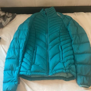 Jacka från craft❤️ - Jättefin dunjacka från craft, hela jackan är inte dun, men en liten bit ❤️Sitter rätt så tajt på ❤️ Den är jättefin och i bra skick!! Nypris är typ 1000 kr❤️