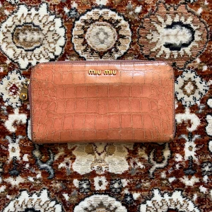 MIU MIU LONGWALLET -  säljes på instagram @vintagelab.se