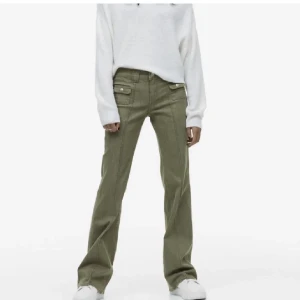 Grön byxor  - Gröna byxor från hm, säljer då det inte kommer till användning🤍