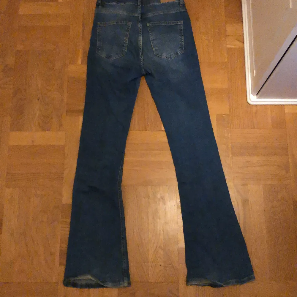 Ett par jeans från gina tricot andvända några få gånger, dem är mod waist och bra skick, de är även bootcut. Jeans & Byxor.