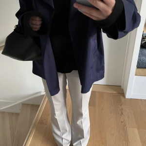 Gråa Kostymbyxor  - Ett par splitternya gråa kostymbyxor från Bikbok med prislappen kvar. Skriv gärna om du har några frågor! 🩶☺️