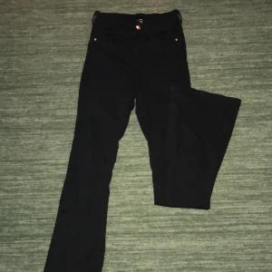 Högmidjade utsvängda byxor - Svarta högmidjade jeans som säljes för att de inte används längre. Lite slitna. Hör av dig om du har frågor eller är intresserad!