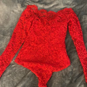 Röd spets body  - Kommer inte till användning längre, färgen är super snygg💗