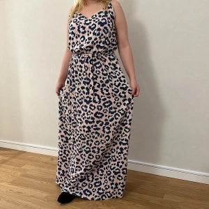 Sommar klänning - Rosa leopard, lång klänning. 