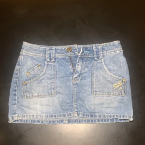 jeanskjol - Lågmidjad jeanskjol från crocker. Midja tvärsöver: 34 cm. Midja runt: ca 68 cm. Längd: ca 26.5 cm 💗💗