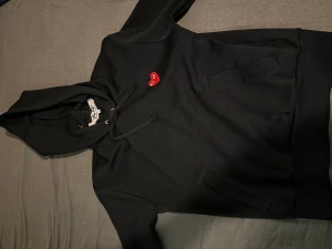 Comme des garcon hoodie - Bra skick, säljs pga ingen användning. Pris kan diskuteras