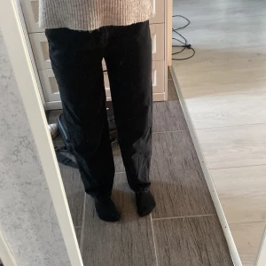 Jeans - Säljer dessa svarta jeans, använt ca 2 gånger (ej fri frakt) 