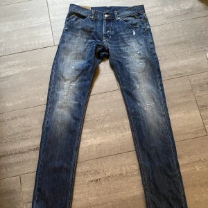 Dondup jeans  - Dondup jeans i bra skick, jätte schyssta och trendiga. Storlek 31