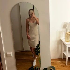 Klänning  - Säljer denna fina stickade klänningen från chiquelle. 