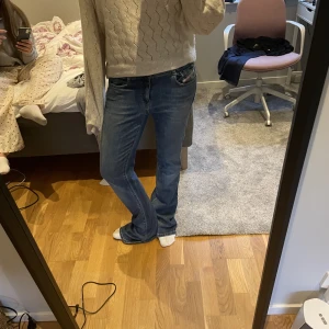 Diesel jeans - Superfina dieseljeans i storlek 28.32. Köptes i augusti på diesels hemsida. Säljer pga för långa, därav lite slitna längst ner.