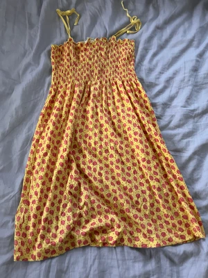 Klänning - Super gullig klänning med jordgubbar på. Har även två söta fickor fram!