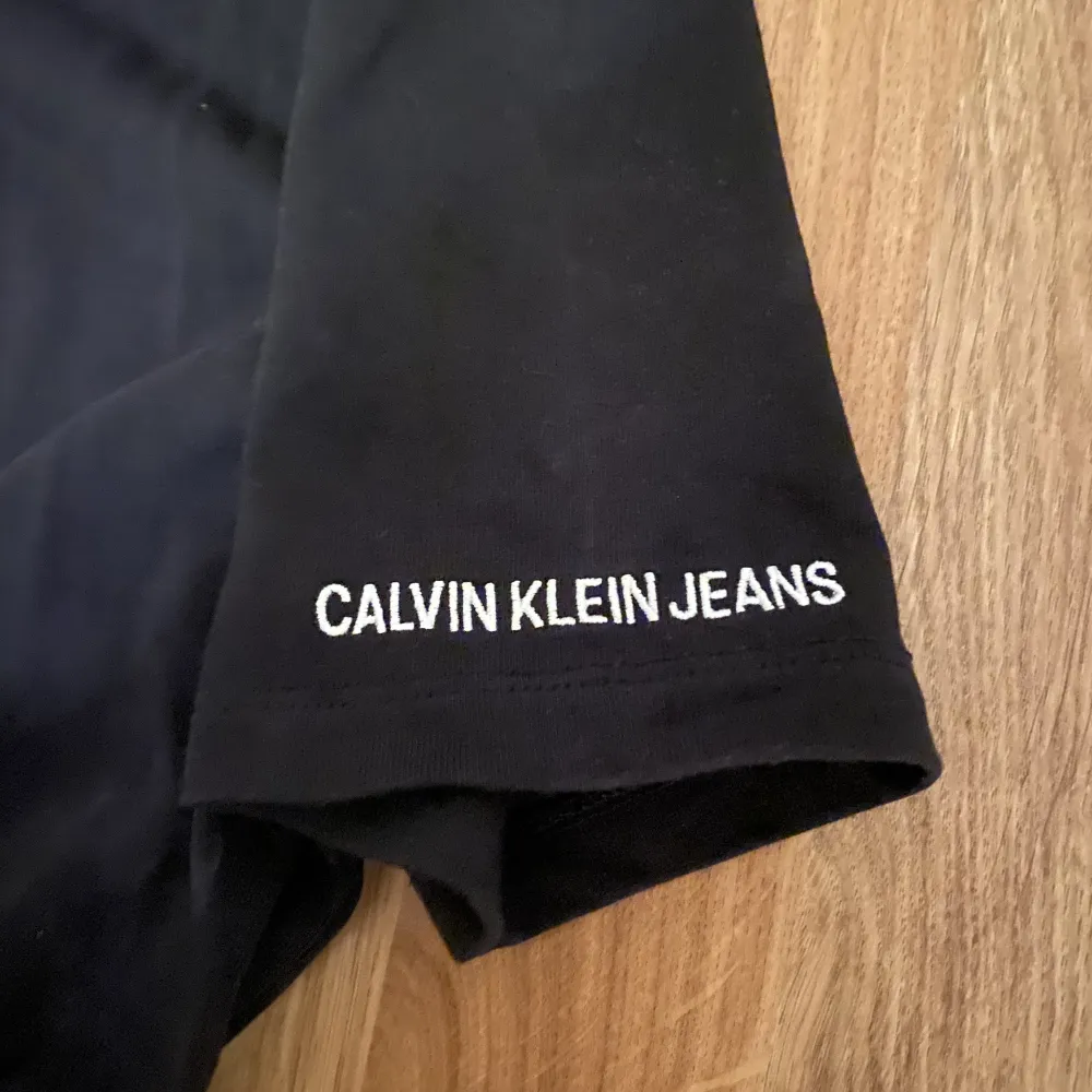 Säljer denna super fina Calvin Klein klänning då den är förliten inga defekter 💕💕. Klänningar.