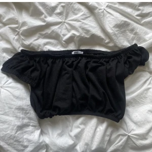 Offshoulder topp - Svart söt offshoulder topp från Gina Tricot i storlek XS