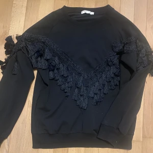 Svart crew neck - Svart crew neck med fina detaljer!  Bra skick!