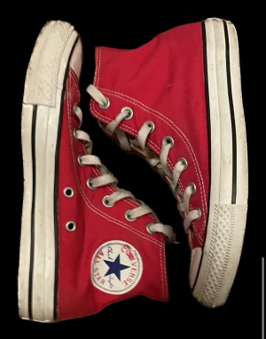 Röda converse - Säljer ett par superfina röda converse då dom inte längre passar mig. Skosnörena är lite smutsiga men själva skon är ren. Dom är i storlek 37! 