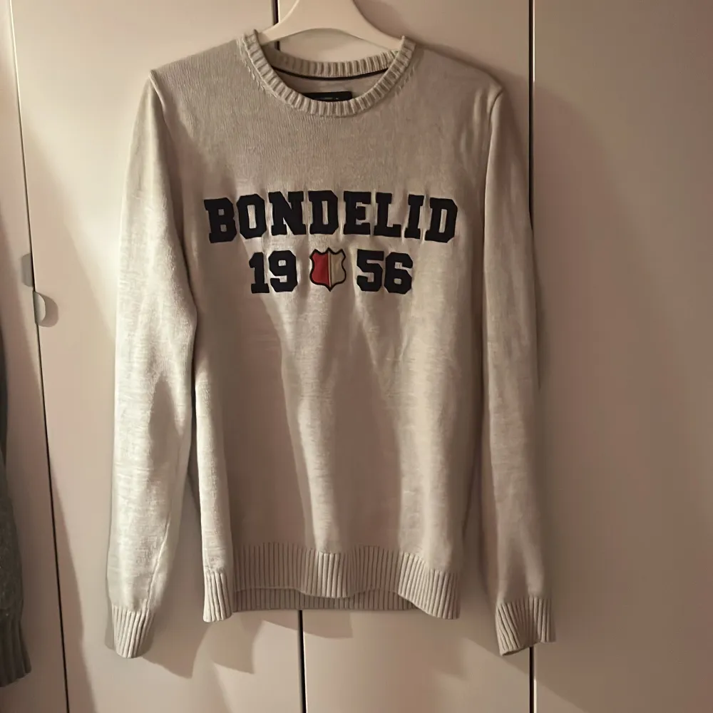 Fin, snygg och väldigt bekväm tröja från Bondelid. Bra skick då jag inte använt den så mycket. Passar till det mesta. Bra längd i armarna då jag är 186 cm:). Hoodies.