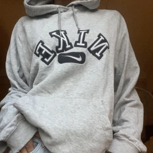 Nike hoodie - Säljer min sjukt snygg äkta Nike hoodie. Pågrund av att jag inte använder den🤍 skicket är bra. 