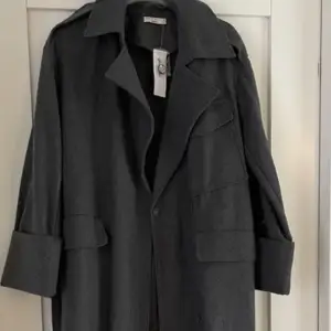 Söker denna kappa ”Karin” ifrån Ginatricot, någon som säljer den?☺️