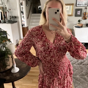 Fin zara klänning - Supeee snygg röd zara klänning, jättefin till hösten! Använd typ 2 gånger så jättefint skick. Säljes pga kommer ej till användning. Skickar naturligtvis egna bilder vid intresse 