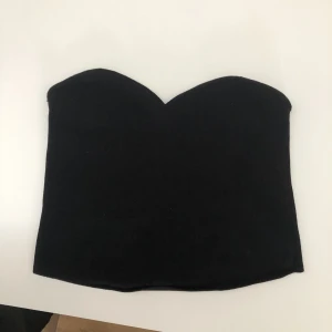 bandeau top - Svart top från zara, tjockare tyg så den håller sormen