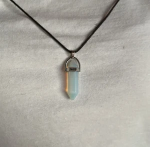 Kristall halsband  - Tror inte de tär äkta kristall. Snöret kan vara lite tajt men går att byta ut. Använd några gånger.