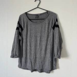 Topp från H&M - Sportig topp i väldigt mjukt material.