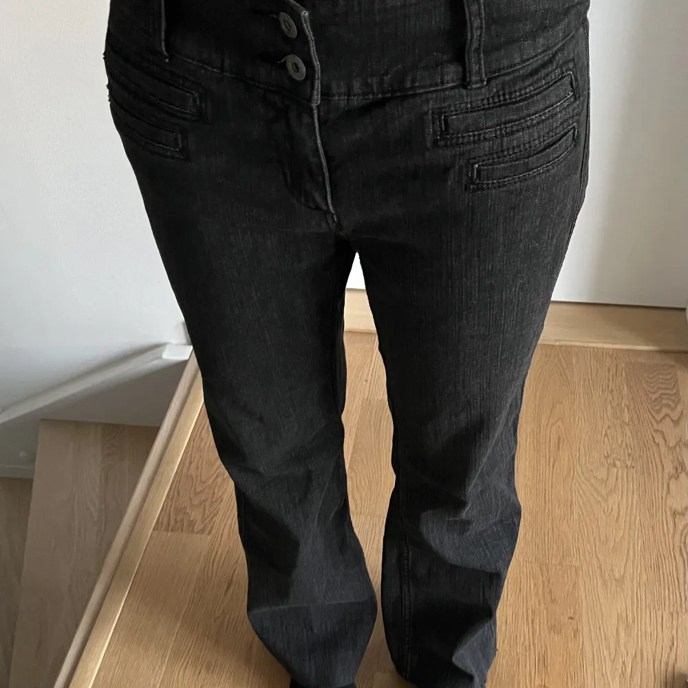 Ett par svarta raka jeans från Joy i skick 9/10. Står att det är i storlek 42 men det passar på folk som har storlek 36/38. Skriv gärna om du har några frågor! ❤️‍🔥❤️‍🔥. Jeans & Byxor.
