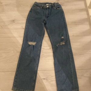 Jenas  - Säljer dessa jenas från h&m, anvönda få gånger (ej fri frkat) 