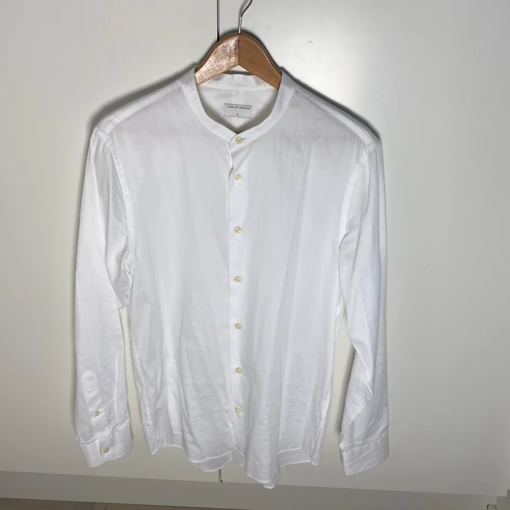 Stilren vit tiger skjorta! Använd max tre gånger,  Nypris ca 1000kr. Skjortor.