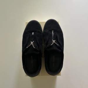 Det är ett par svarta arigato clean 90 zip skor. Det är ganska nyligen köpta och skicket är mycket bra.