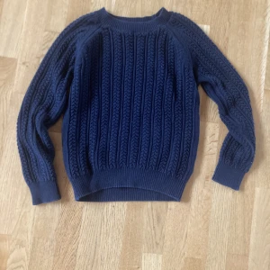 stickad tröja  - stickad tröja, använd typ en gång, inga defekter, skriv för mer information, pris kan diskuteras 