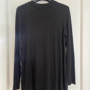 Tröja - Tunn tröja i längre modell. Använd men fortfarande i mycket gott skick 