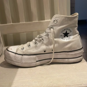 Vita plattform converse, storlek 37 - Tecken på användning finns, smutsiga men i övrigt bra skick! 
