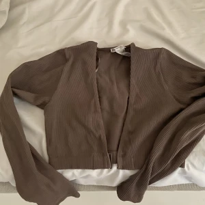 Top zara - Croptop/kofta från zara i jättefin brunaktig färg🤍