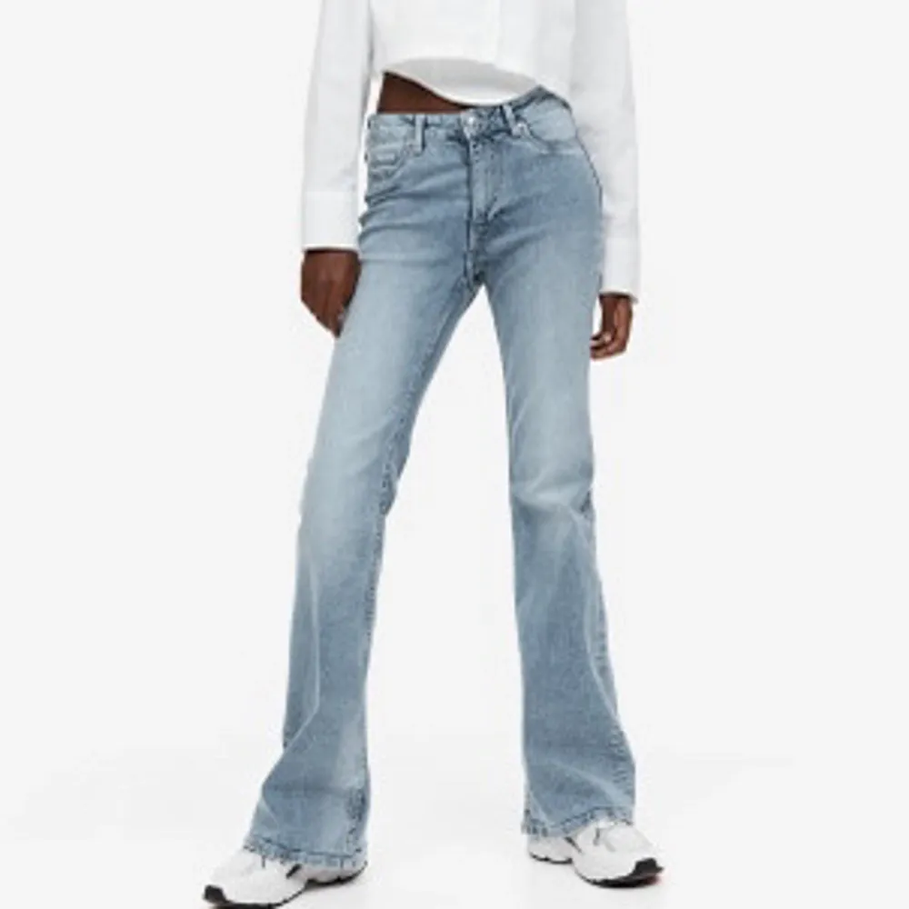 Hej💕 säljer mina lågmidjade bootcut jeans från hm som inte har kommit till så mycket användning den senaste tiden, då jag har fler i liknande färger💕. Jeans & Byxor.