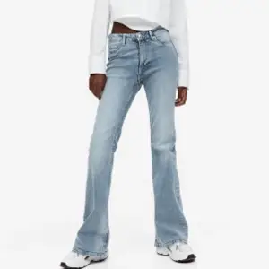 Hej💕 säljer mina lågmidjade bootcut jeans från hm som inte har kommit till så mycket användning den senaste tiden, då jag har fler i liknande färger💕