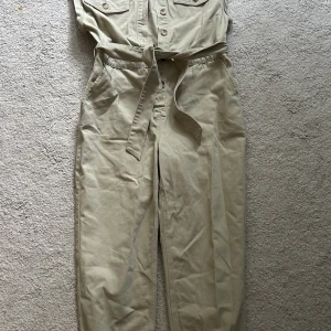 Jumpsuit från NA-KD  - Köpte den hösten 2021, använt den två gånger men tyckte inte den satt snyggt på mig. 