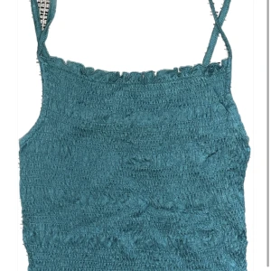 Turkos topp - Kort topp som är ruffled, sitter asfint på kroppen, kolla gärna mina andra annonser 🫶🏻