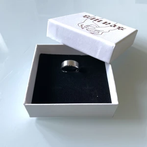 Seams ring - Säljer nu mina andra ring från seams vintage som jag köpte i våras för runt 300kr, pris kan diskuteras 