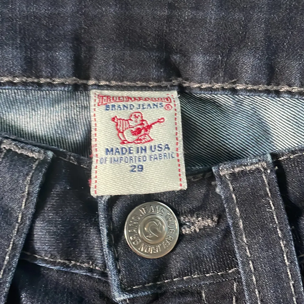 Nyskick, blåa jeans från True Religion med små diamanter där bak på fickorna. Storlek 29 men passar mig som brukar ha storlek 27, de passar även större midjor. Säljer eftersom de är förlånga för mig. Priset kan diskuteras   ❤️Tryck gärna på Köp Nu ❤️. Jeans & Byxor.