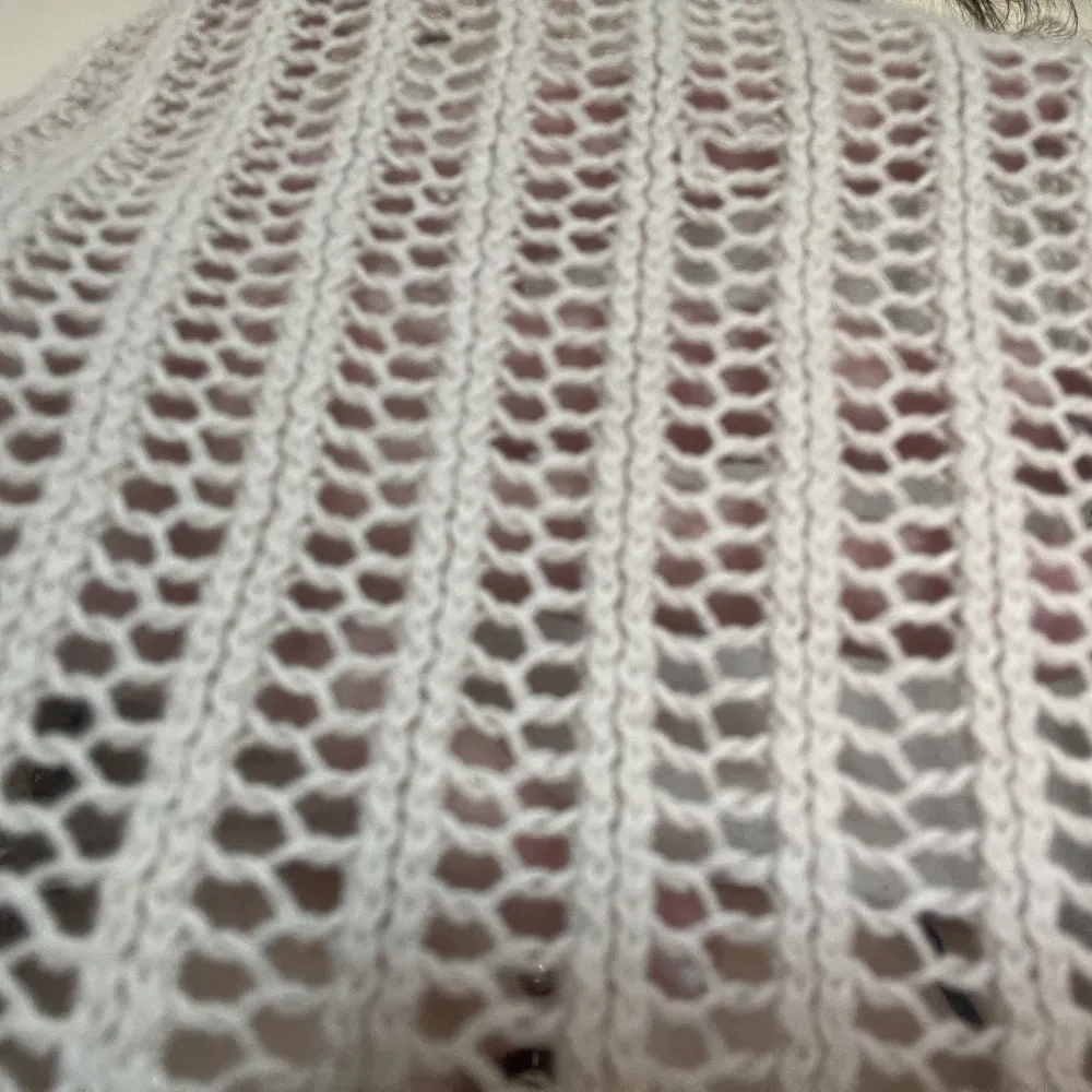 Skitsnygg nät-tröja från Gina tricot. Den är beige och jag har en vit topp under. Det är trekvarts ärmar. . Tröjor & Koftor.