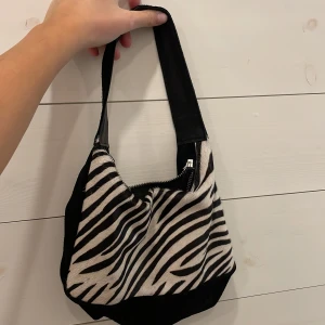 Urban outfitters väska - Mocka på baksidan