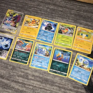 Pokémon och poppet  - Pokémon kort säljs för 50 kr och poppet leksak för 50 kr. Vill ni ha både så kostar det sammanlagt 70 kr😉