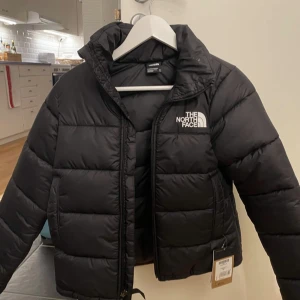 The north face jacka - En super fin svart the north face jacka i dam modell, storlek XS