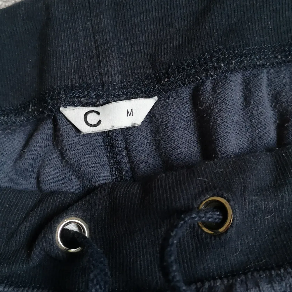 Ett par supersköna mörkblå mjukisbyxor från Cubus i storlek M. . Jeans & Byxor.